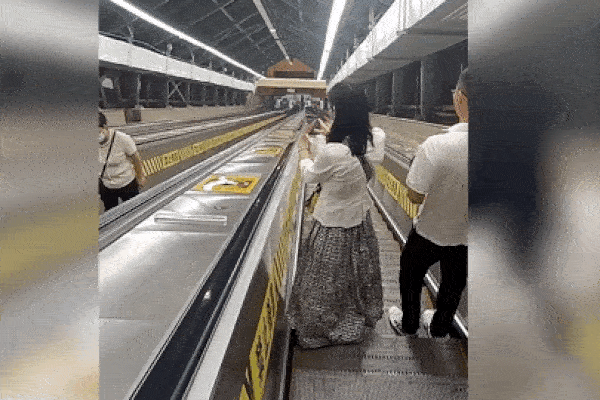 Thang cuốn bất ngờ chạy ngược khiến nhiều người ngã đè lên nhau-1