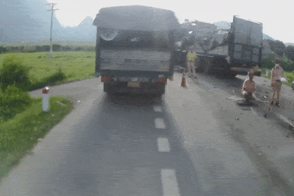 Ôtô tải vỡ nát, xe đầu kéo lật sau tai nạn ở Lạng Sơn