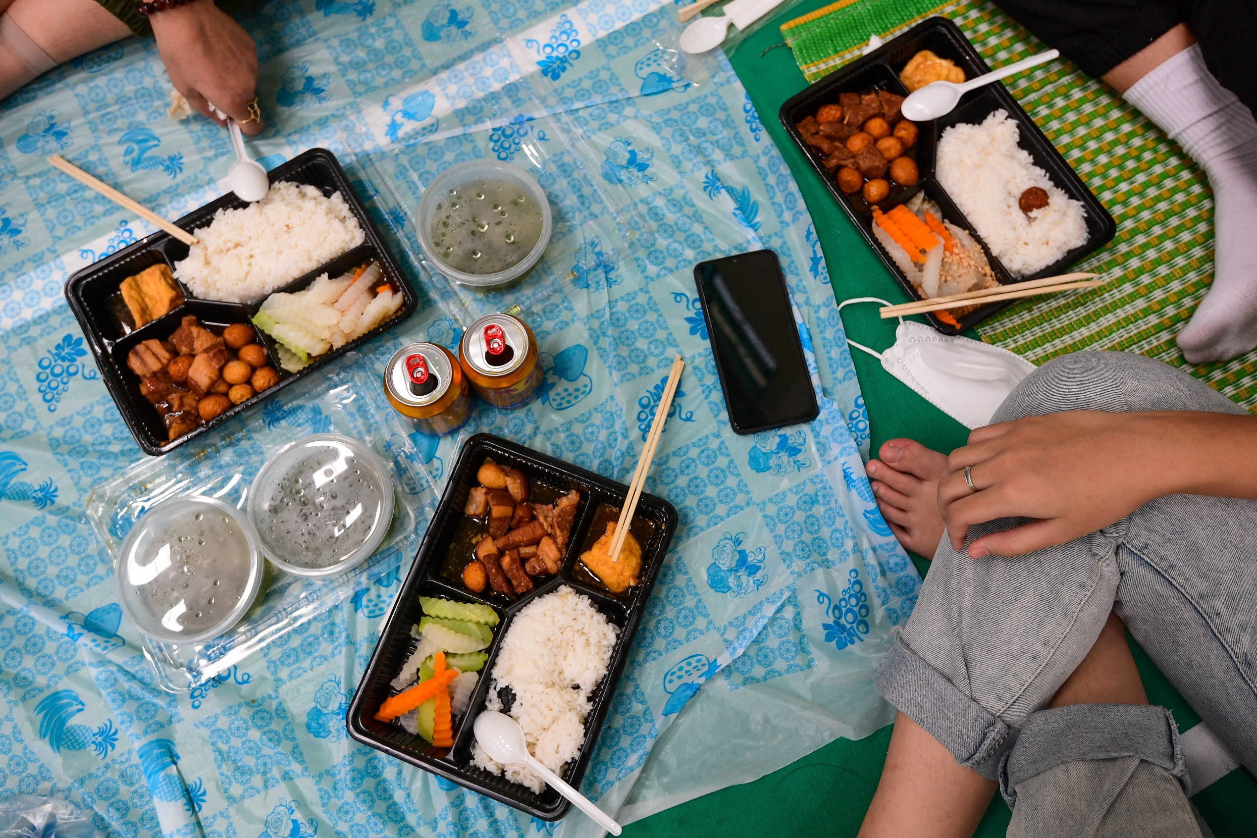 Bố đứng hàng giờ quạt cho con ngủ trưa sau môn thi lớp 10 chuyên đầu tiên-4