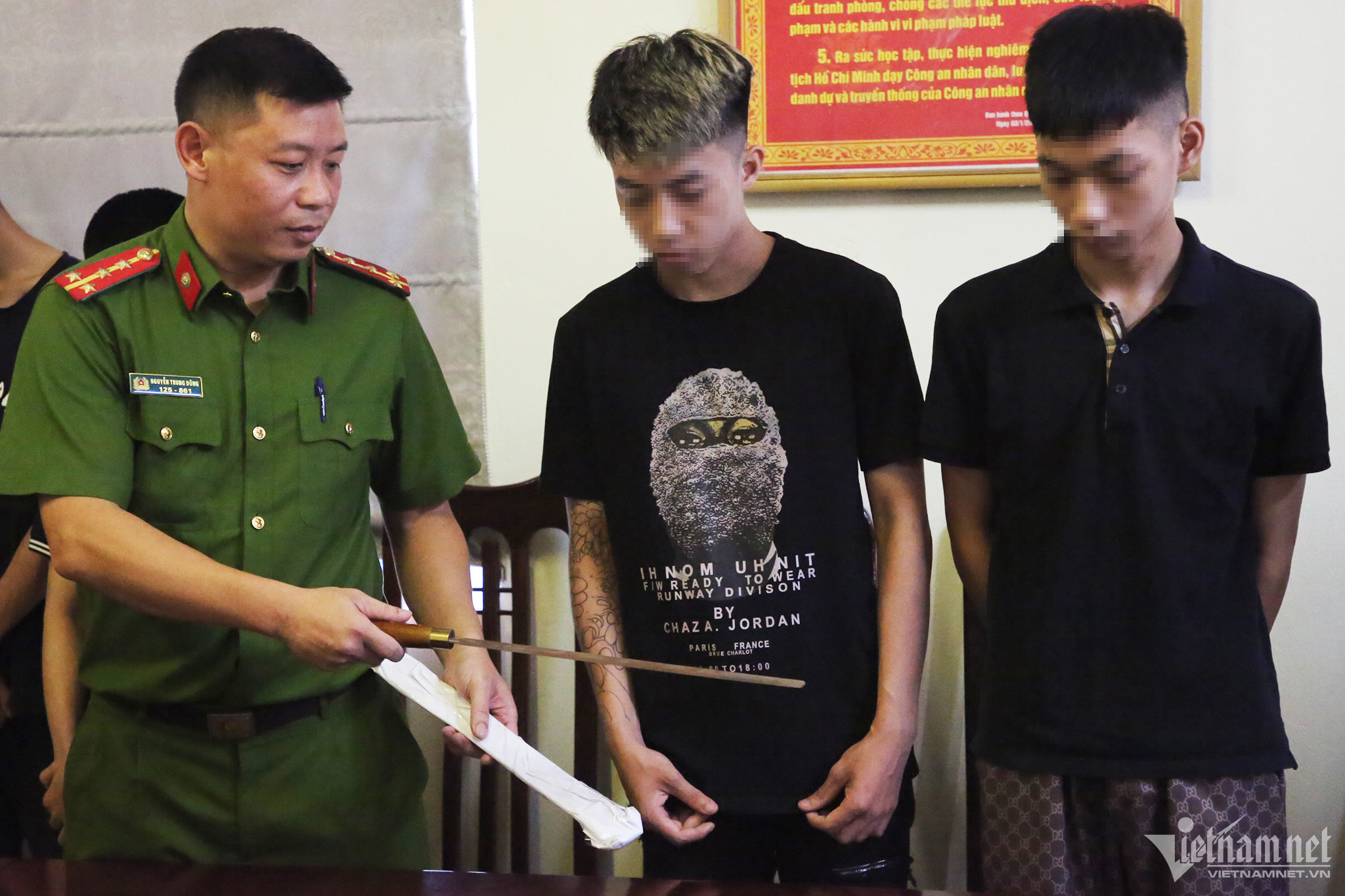 Tạm giữ nhóm choai choai mang dao đi cháy phố Hà Nội, chém người đi đường-2