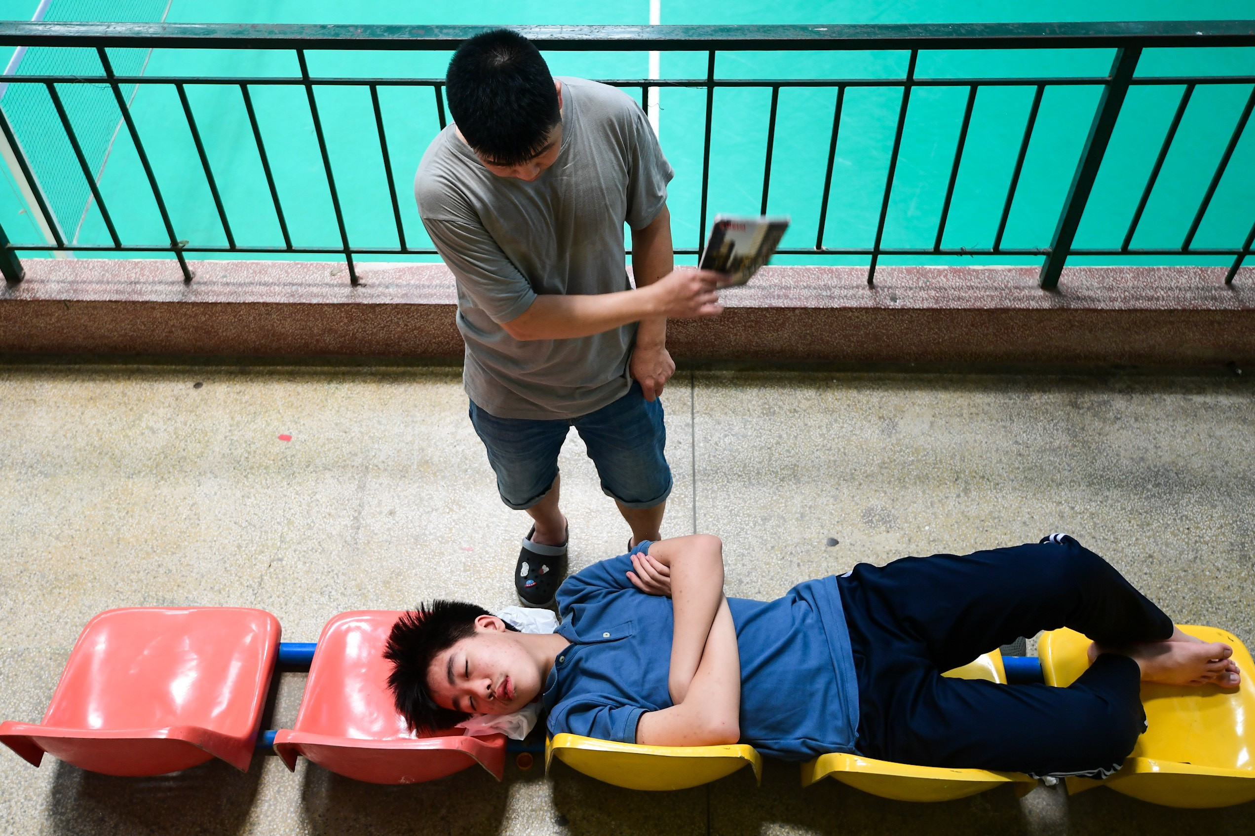 Bố đứng hàng giờ quạt cho con ngủ trưa sau môn thi lớp 10 chuyên đầu tiên-11