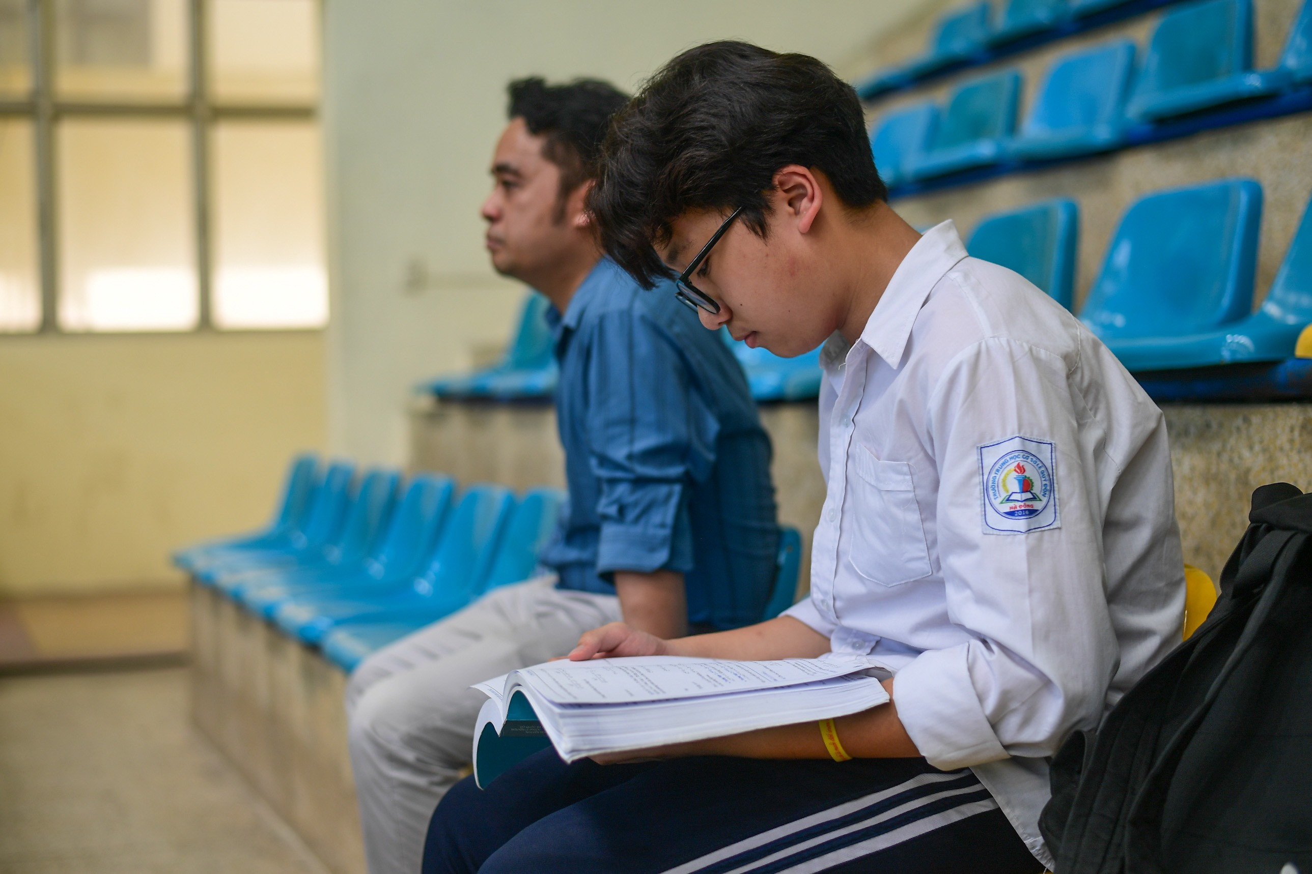 Bố đứng hàng giờ quạt cho con ngủ trưa sau môn thi lớp 10 chuyên đầu tiên-12