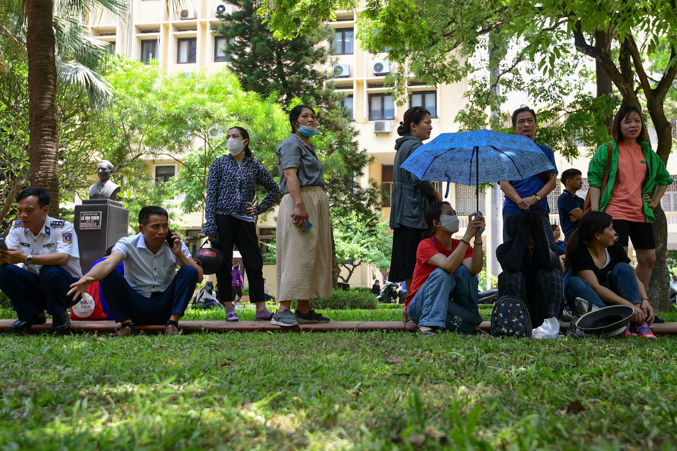 Bố đứng hàng giờ quạt cho con ngủ trưa sau môn thi lớp 10 chuyên đầu tiên-13