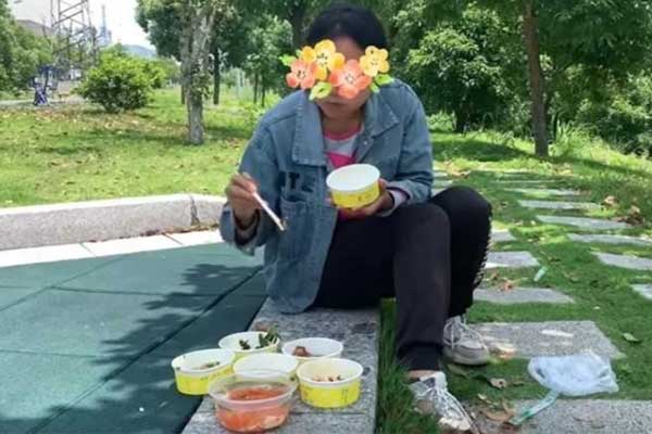 Gia đình chồng ép con dâu nghỉ việc để chăm mẹ chồng-2