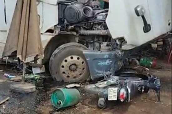 Xe đầu kéo lao vào nhà dân tại Đắk Nông