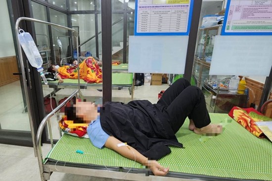 Nấu cỗ cưới cạnh chuồng gà, 48 người bị ngộ độc sau khi ăn