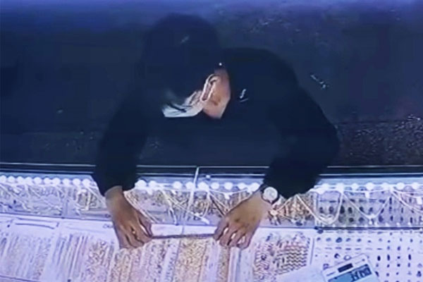 Giả khách mua rồi cướp giật sợi dây chuyền vàng-1