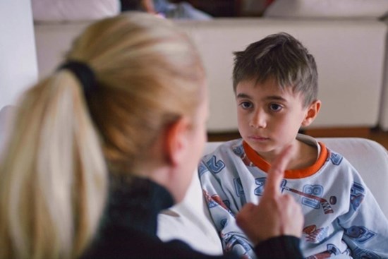 Nuôi dạy con quá nghiêm khắc có thể làm tăng nguy cơ trầm cảm ở trẻ