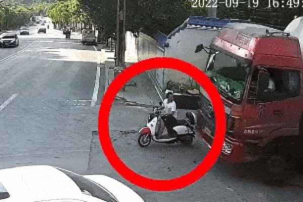 Clip: Bị xe bồn tông trúng, nam thanh niên vứt xe bỏ chạy và cái kết