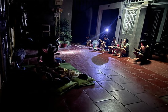 Nóng thiêu đốt lại mất điện, đêm khó ngủ của người dân ngoại thành Hà Nội