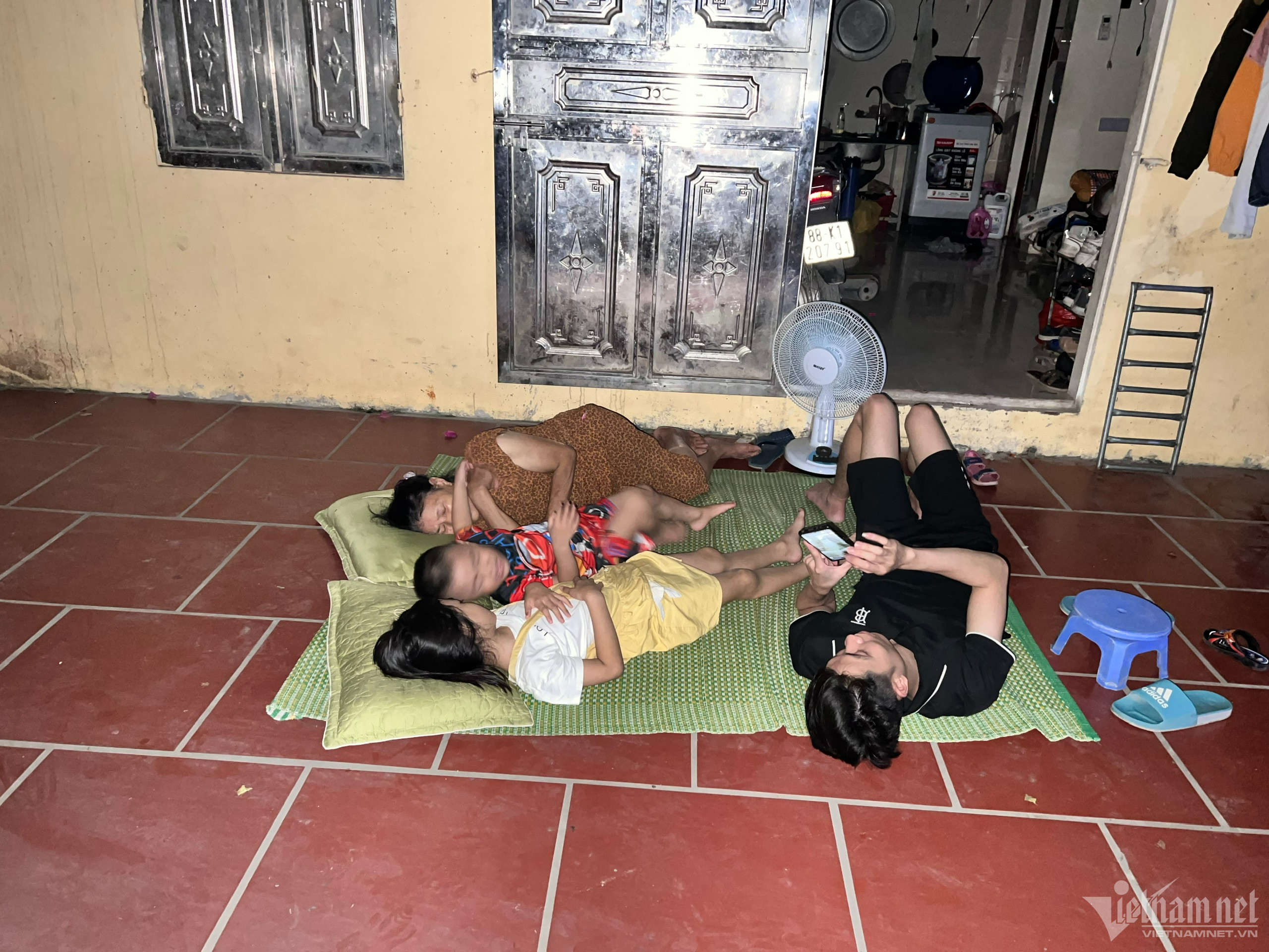 Nóng thiêu đốt lại mất điện, đêm khó ngủ của người dân ngoại thành Hà Nội-5
