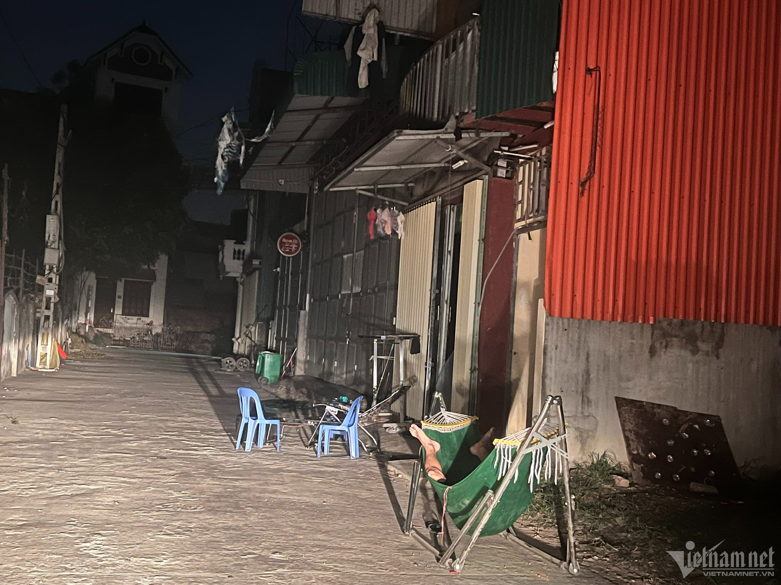 Nóng thiêu đốt lại mất điện, đêm khó ngủ của người dân ngoại thành Hà Nội-6