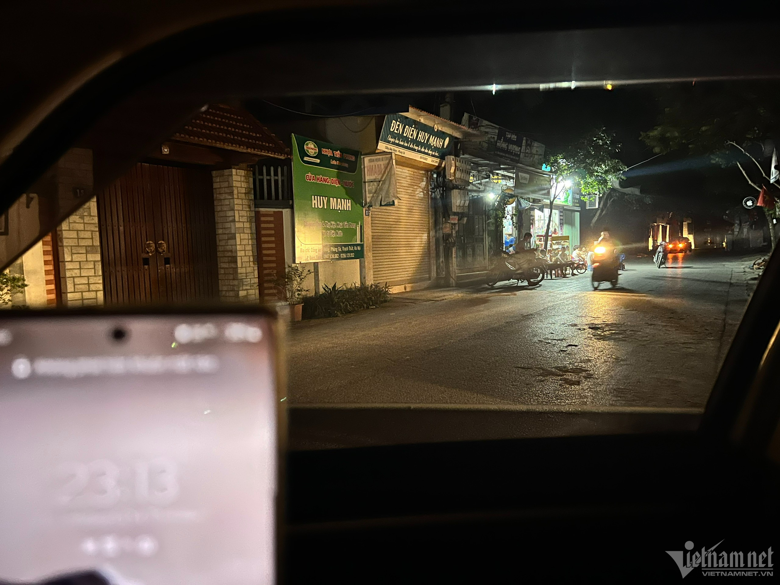 Nóng thiêu đốt lại mất điện, đêm khó ngủ của người dân ngoại thành Hà Nội-7