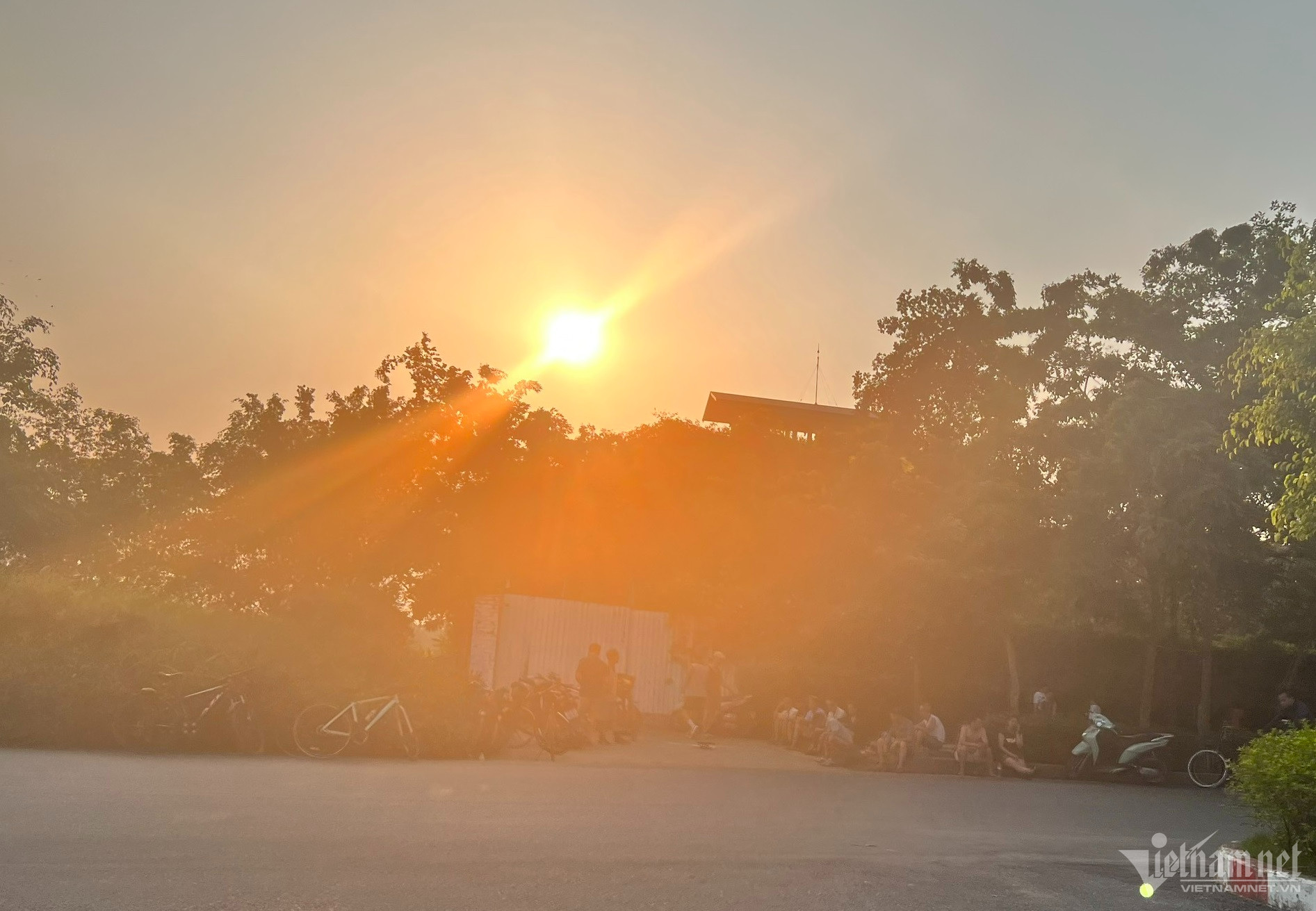 Nóng thiêu đốt lại mất điện, đêm khó ngủ của người dân ngoại thành Hà Nội-3