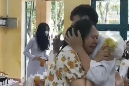 Học sinh 'ẩu đả' trên lớp, cô chủ nhiệm bật khóc khi biết sự thật