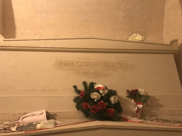 Vì sao nữ bác học Marie Curie được chôn cất trong quan tài lót chì dày 2,5 mm khi qua đời?-2
