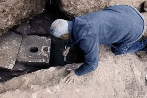 Khai quật nhà vệ sinh 2.700 năm tuổi có chiếc bồn cầu độc lạ-1