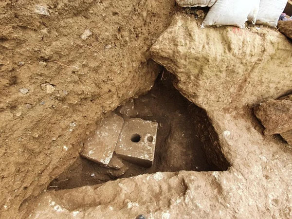Khai quật nhà vệ sinh 2.700 năm tuổi có chiếc bồn cầu độc lạ-2