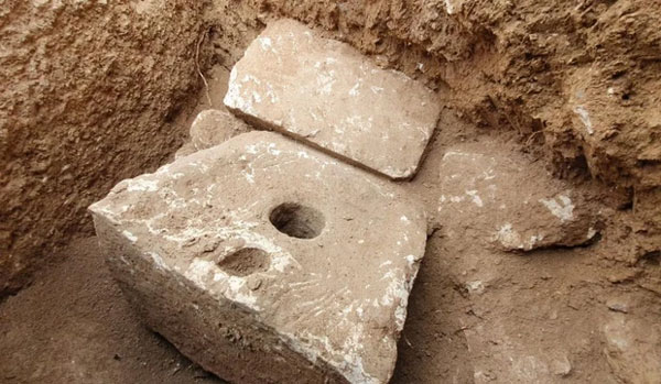 Khai quật nhà vệ sinh 2.700 năm tuổi có chiếc bồn cầu độc lạ-3