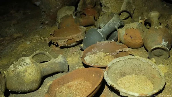 Khai quật nhà vệ sinh 2.700 năm tuổi có chiếc bồn cầu độc lạ-6