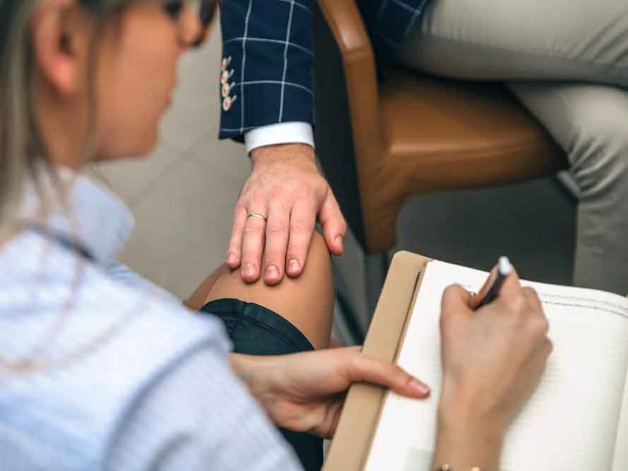 Sếp liên tục nhắn tin tán tỉnh”, tôi phải làm sao?-1