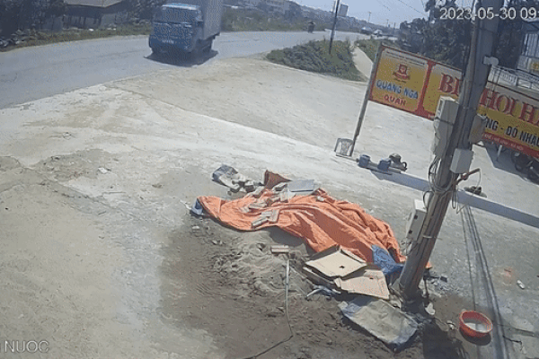 Lật xe tải, nhiều chai bia vỡ tung tóe trên quốc lộ