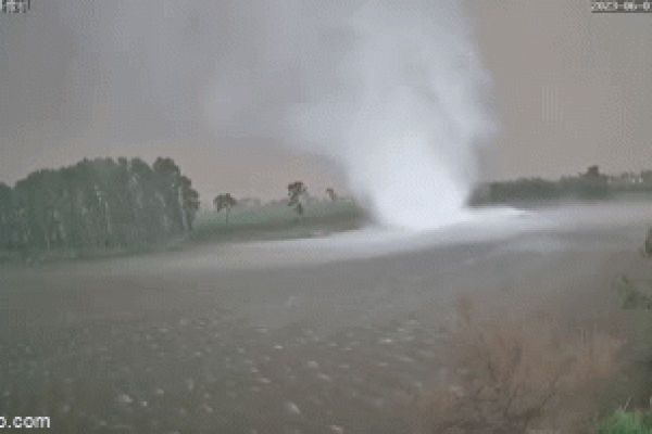 Clip: Lốc xoáy kinh hoàng, cuốn bay ô tô và xe tải trên đường-1