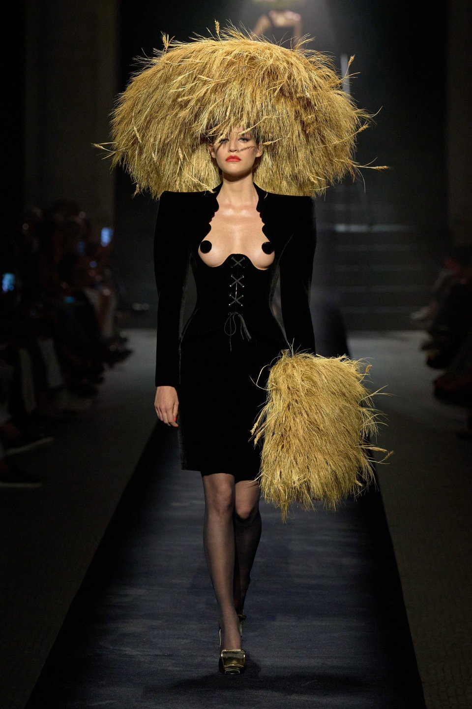 Sao nữ đang biến miếng dán ngực thành trang sức vòng một-3