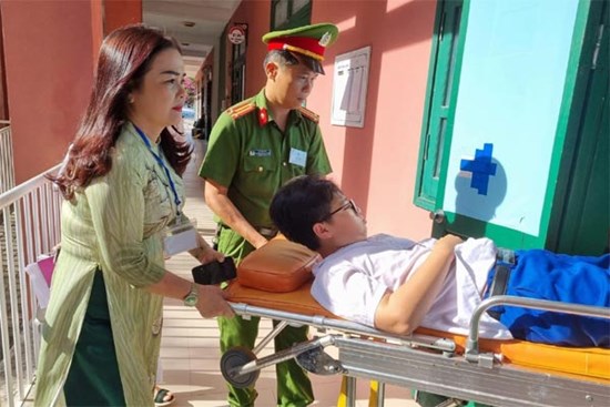 Giám đốc Sở Giáo dục đưa nam sinh bị gãy chân vào phòng thi