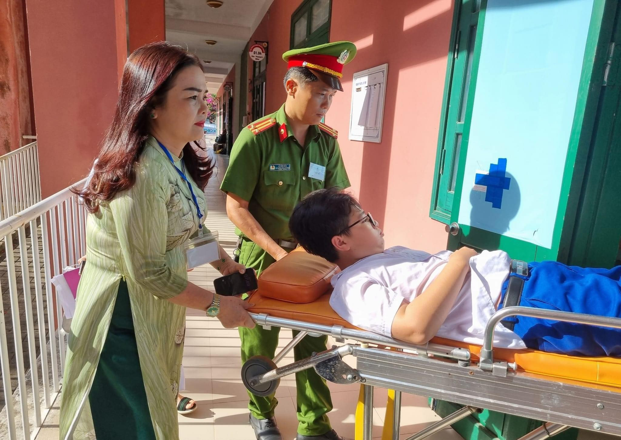 Giám đốc Sở Giáo dục đưa nam sinh bị gãy chân vào phòng thi-2