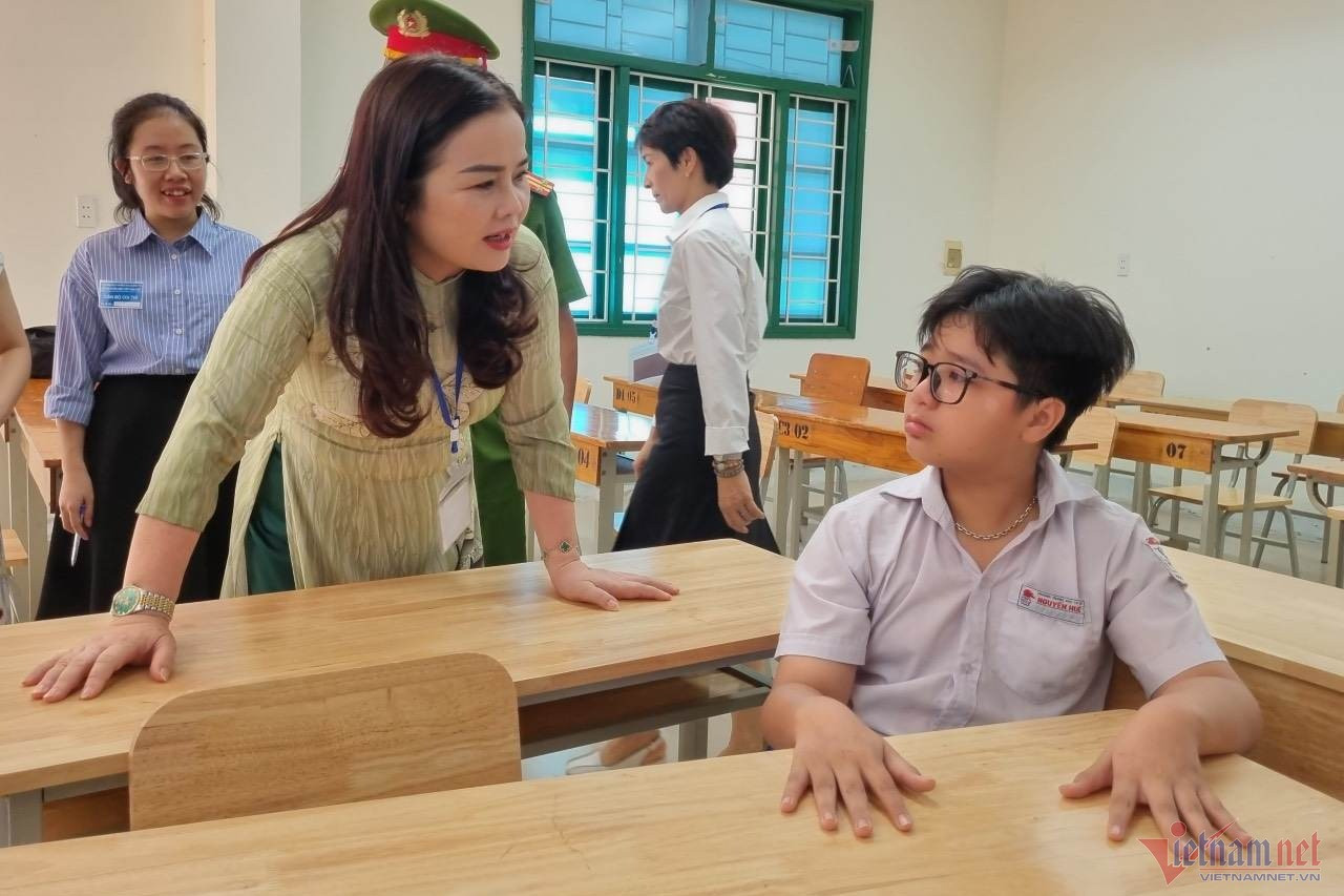 Giám đốc Sở Giáo dục đưa nam sinh bị gãy chân vào phòng thi-4