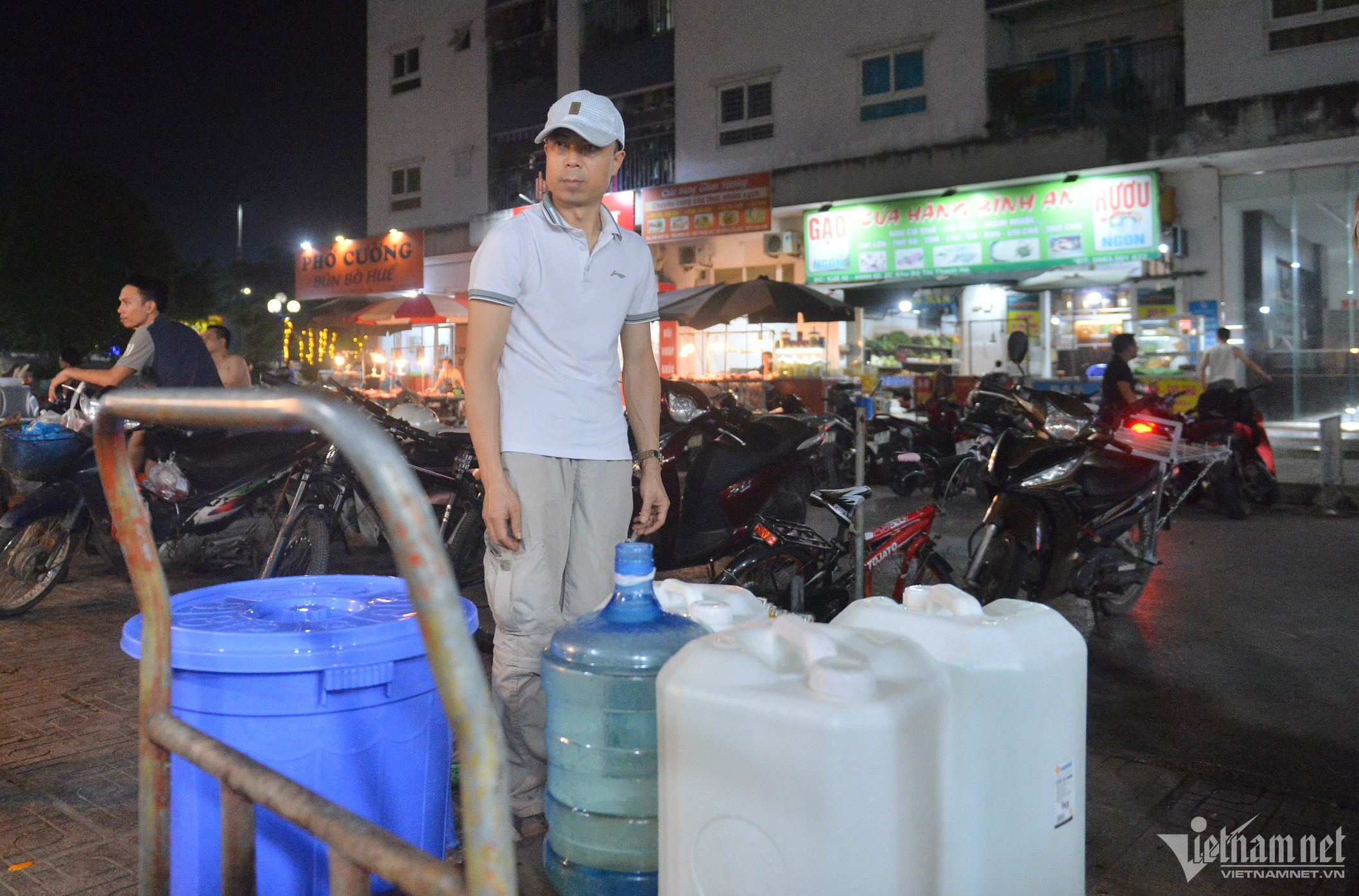 Chung cư mất nước giữa đêm Hà Nội nóng hầm hập, trăm hộ dân lỉnh kỉnh xô chậu-1