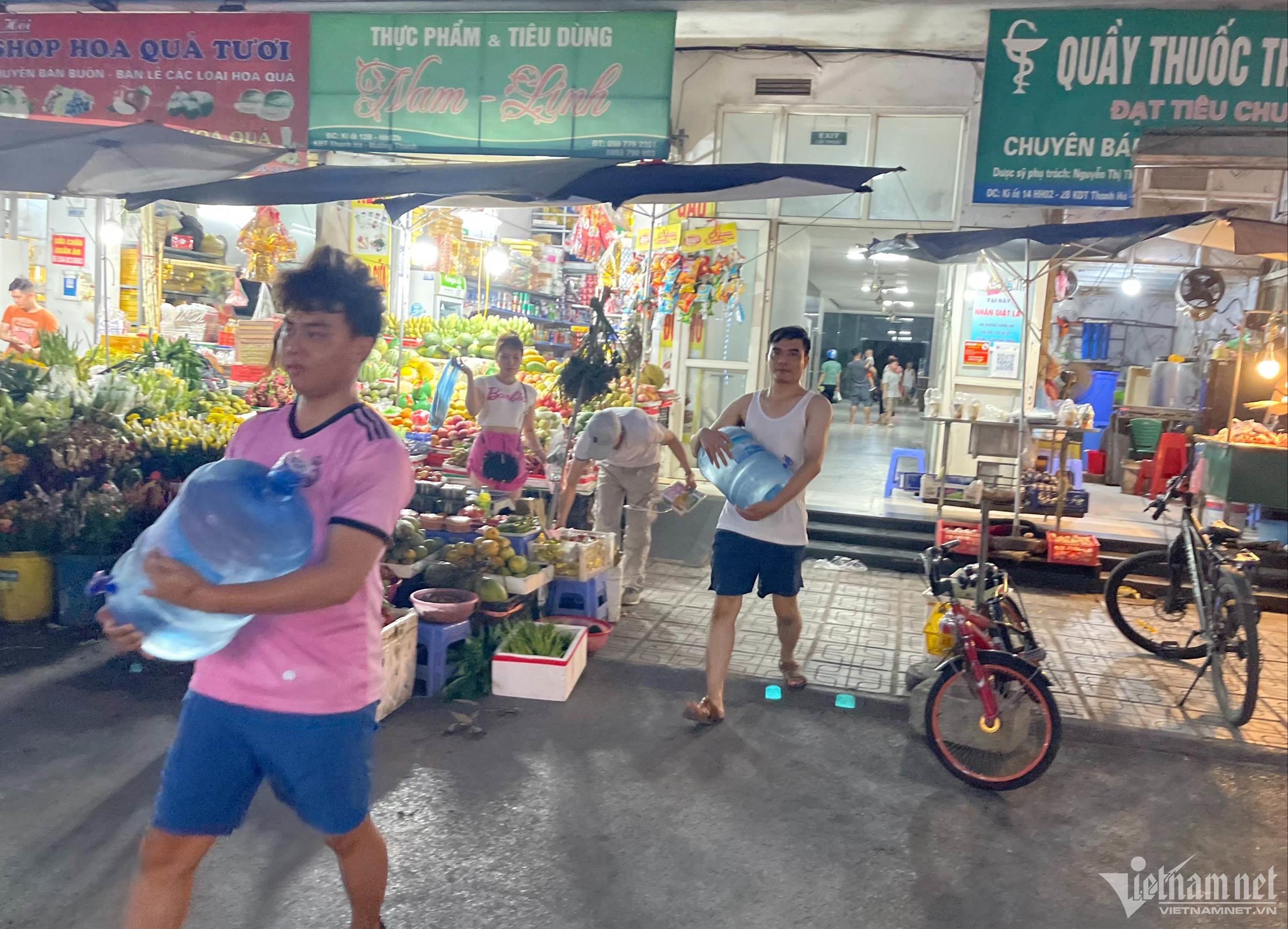 Chung cư mất nước giữa đêm Hà Nội nóng hầm hập, trăm hộ dân lỉnh kỉnh xô chậu-3