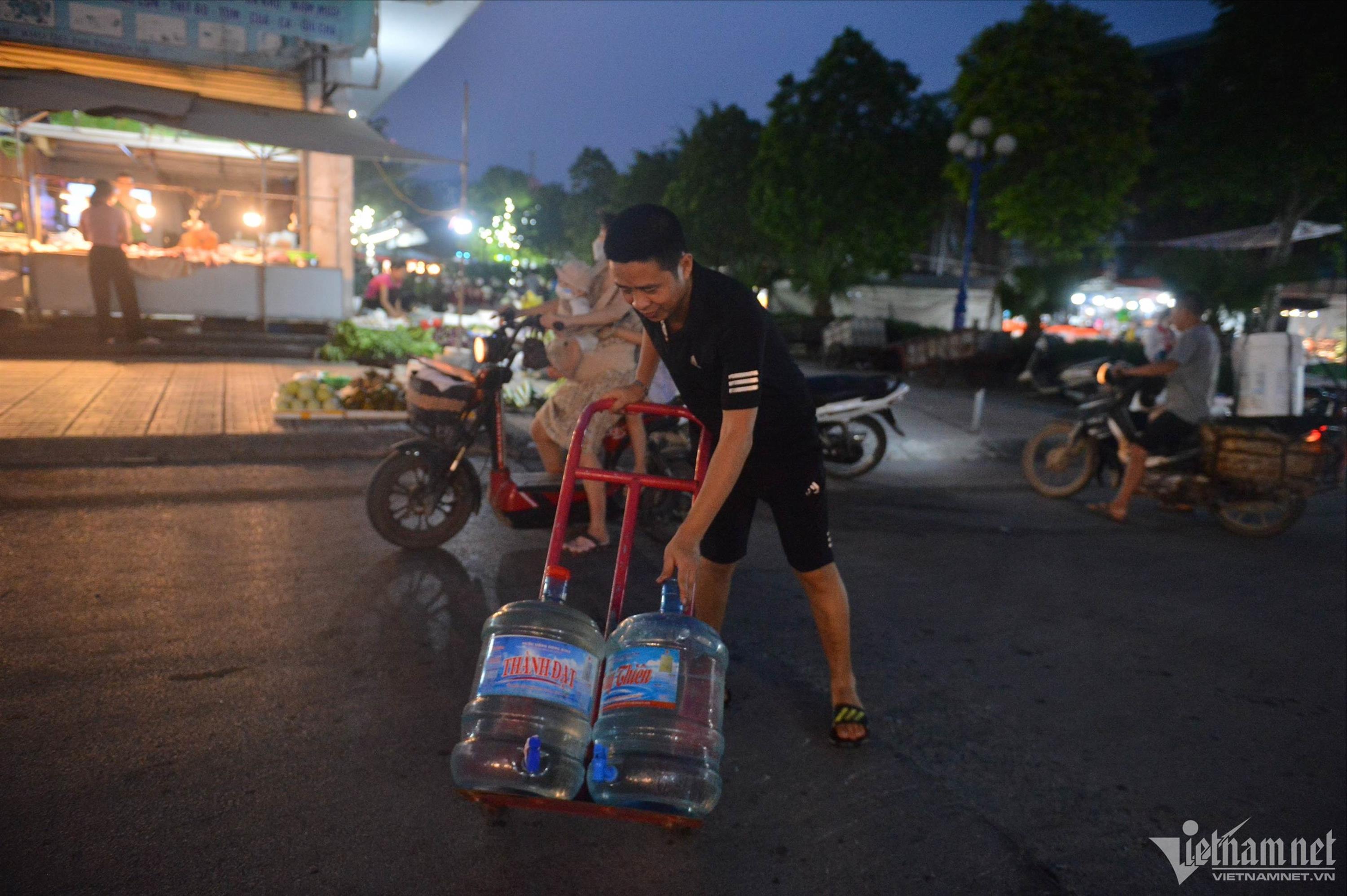 Chung cư mất nước giữa đêm Hà Nội nóng hầm hập, trăm hộ dân lỉnh kỉnh xô chậu-4