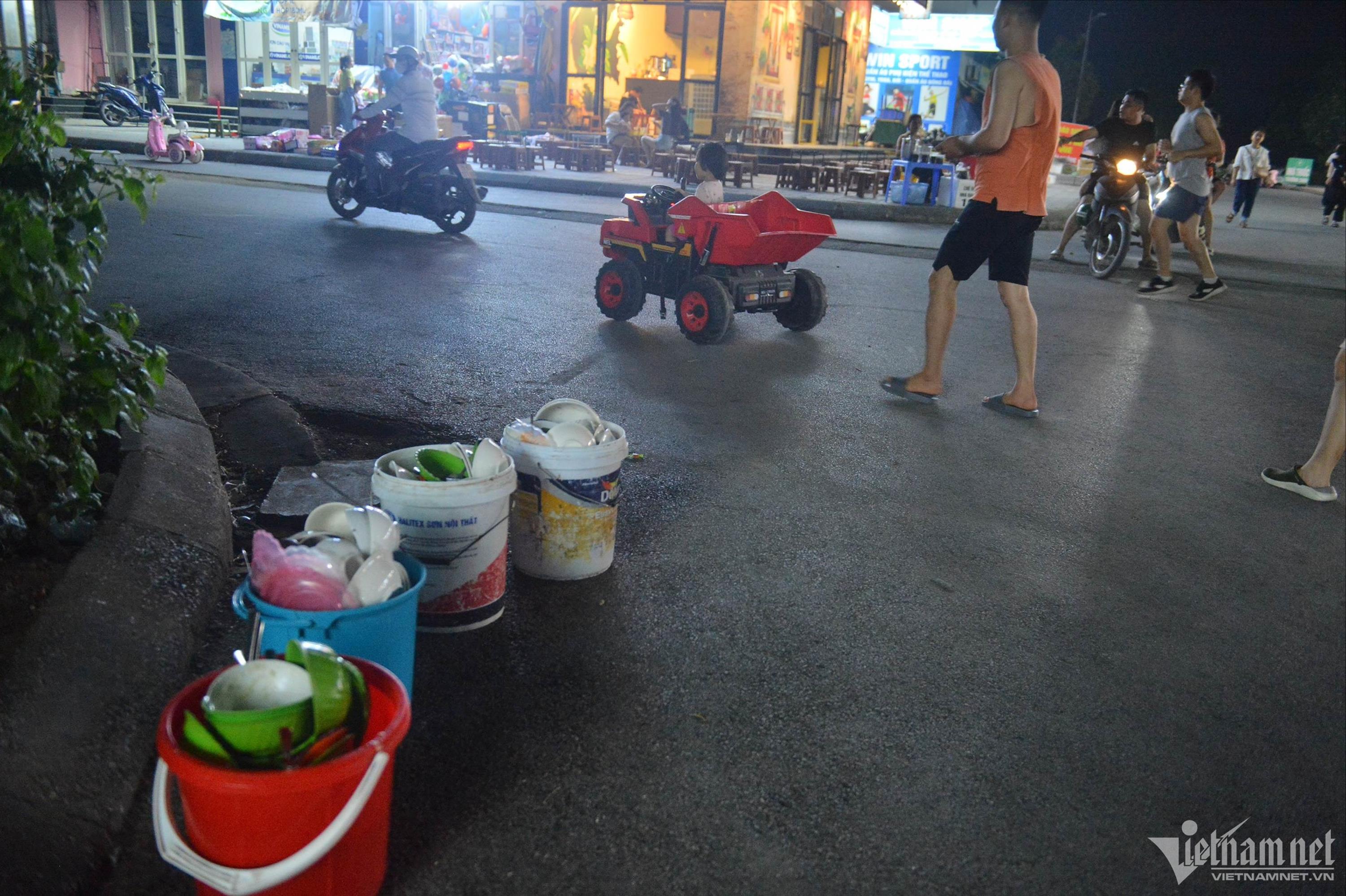 Chung cư mất nước giữa đêm Hà Nội nóng hầm hập, trăm hộ dân lỉnh kỉnh xô chậu-5