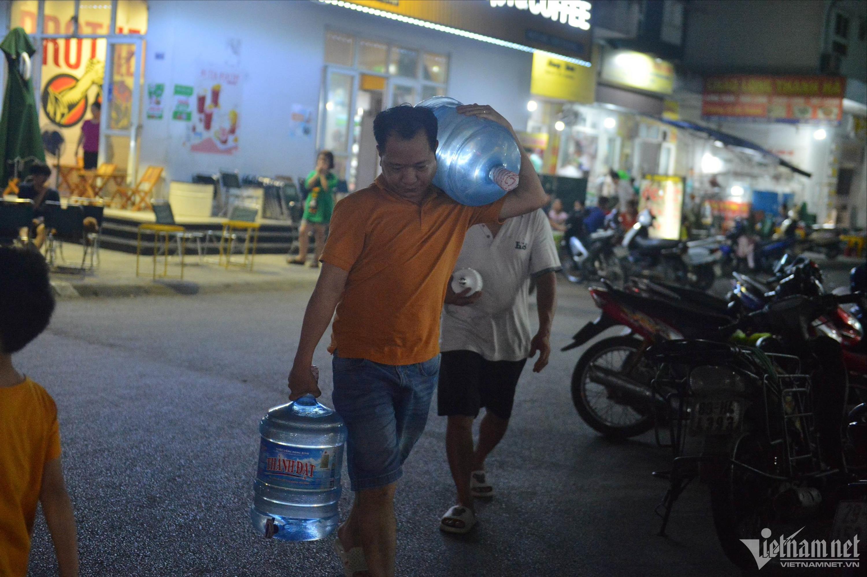 Chung cư mất nước giữa đêm Hà Nội nóng hầm hập, trăm hộ dân lỉnh kỉnh xô chậu-6