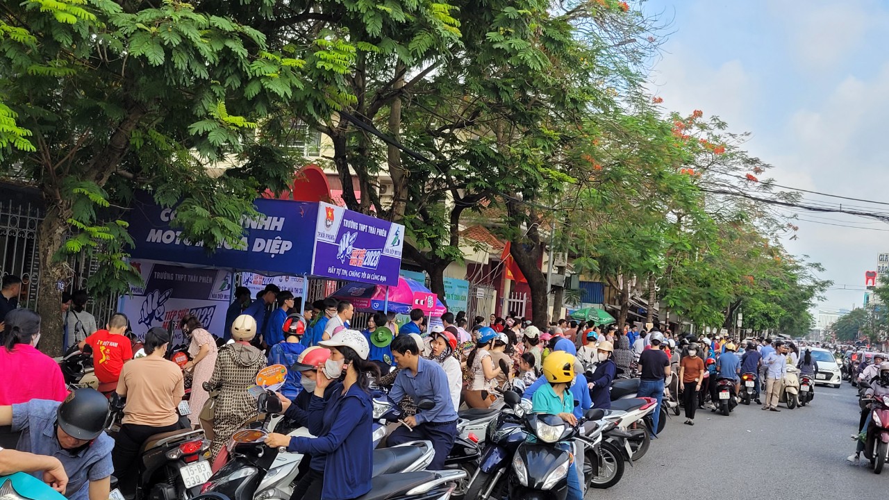 Hải Phòng: Xúc động hình ảnh thầy cô, cha mẹ động viên sĩ tử trước cổng trường thi vào lớp 10-1