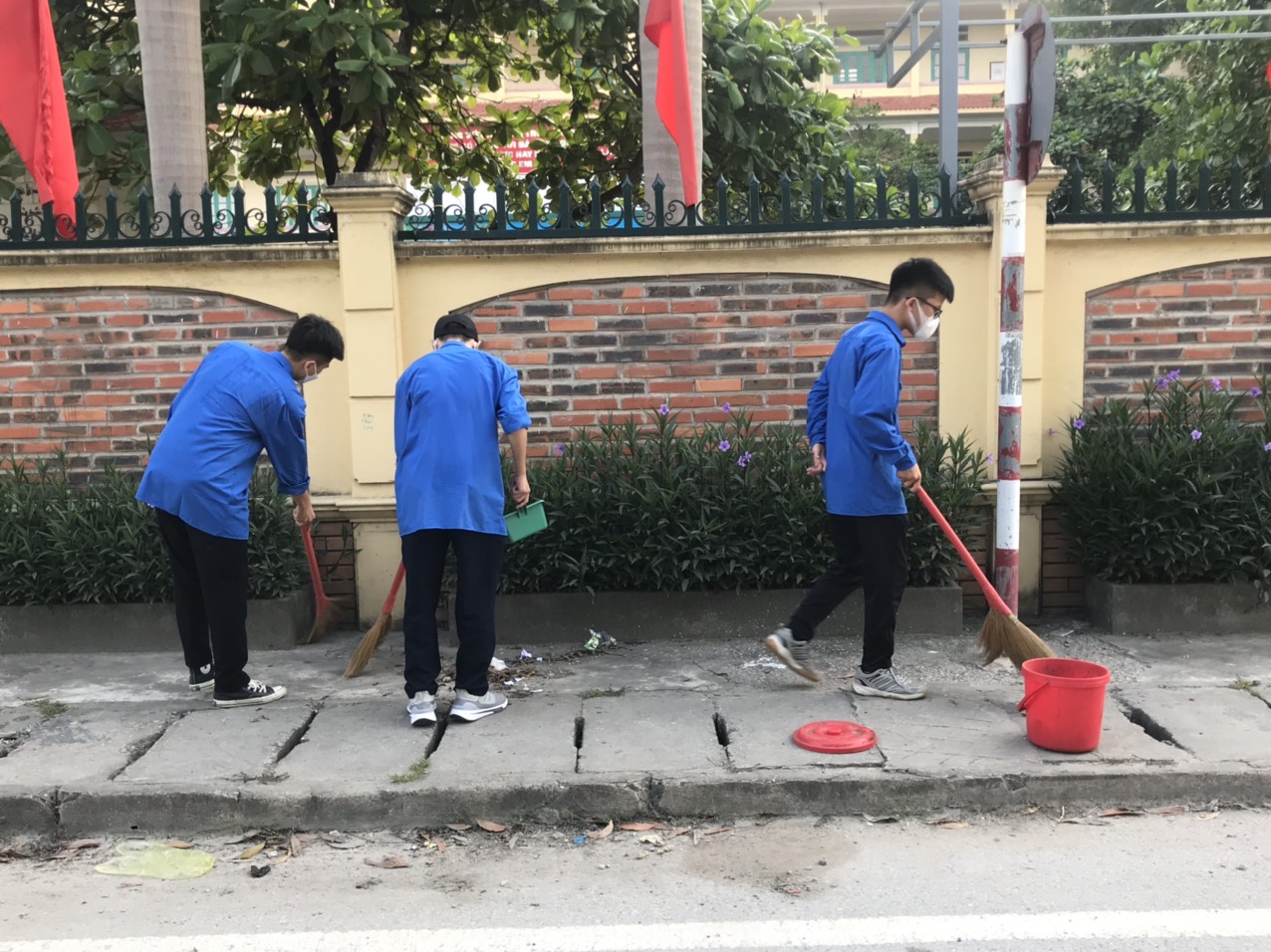 Hải Phòng: Xúc động hình ảnh thầy cô, cha mẹ động viên sĩ tử trước cổng trường thi vào lớp 10-3