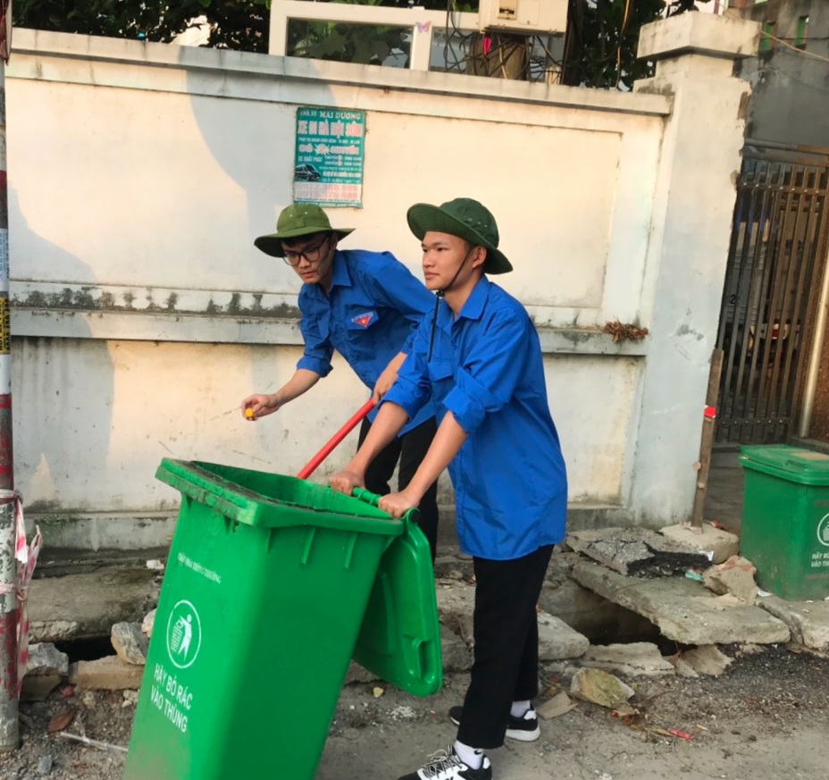 Hải Phòng: Xúc động hình ảnh thầy cô, cha mẹ động viên sĩ tử trước cổng trường thi vào lớp 10-4