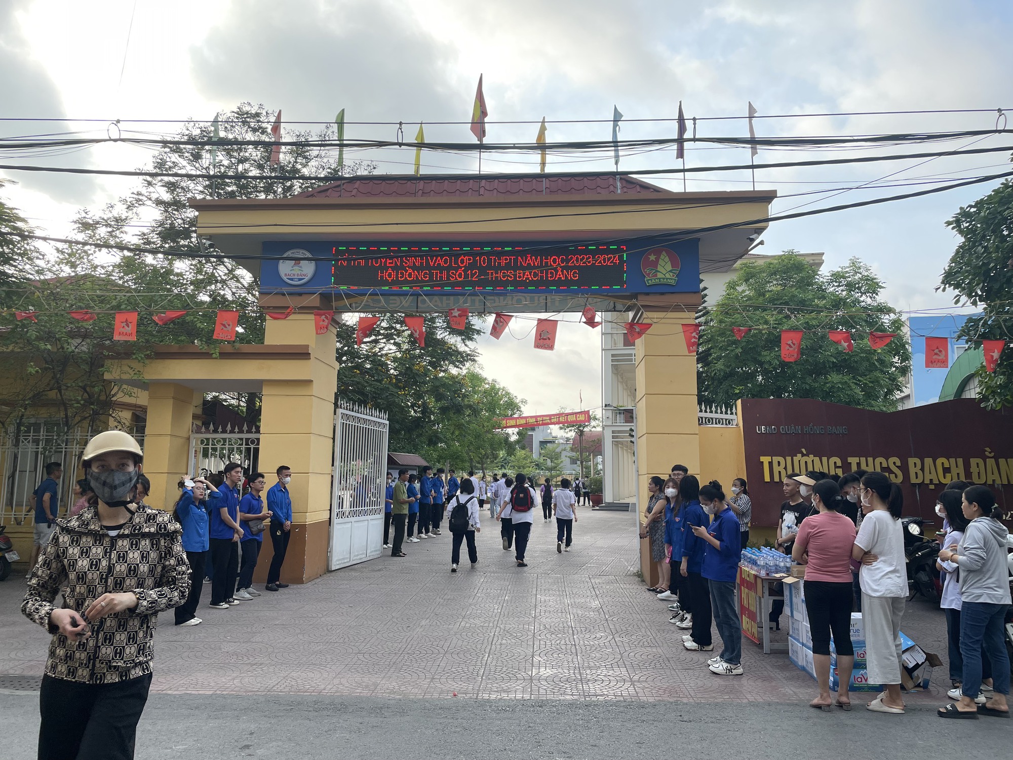 Hải Phòng: Xúc động hình ảnh thầy cô, cha mẹ động viên sĩ tử trước cổng trường thi vào lớp 10-5