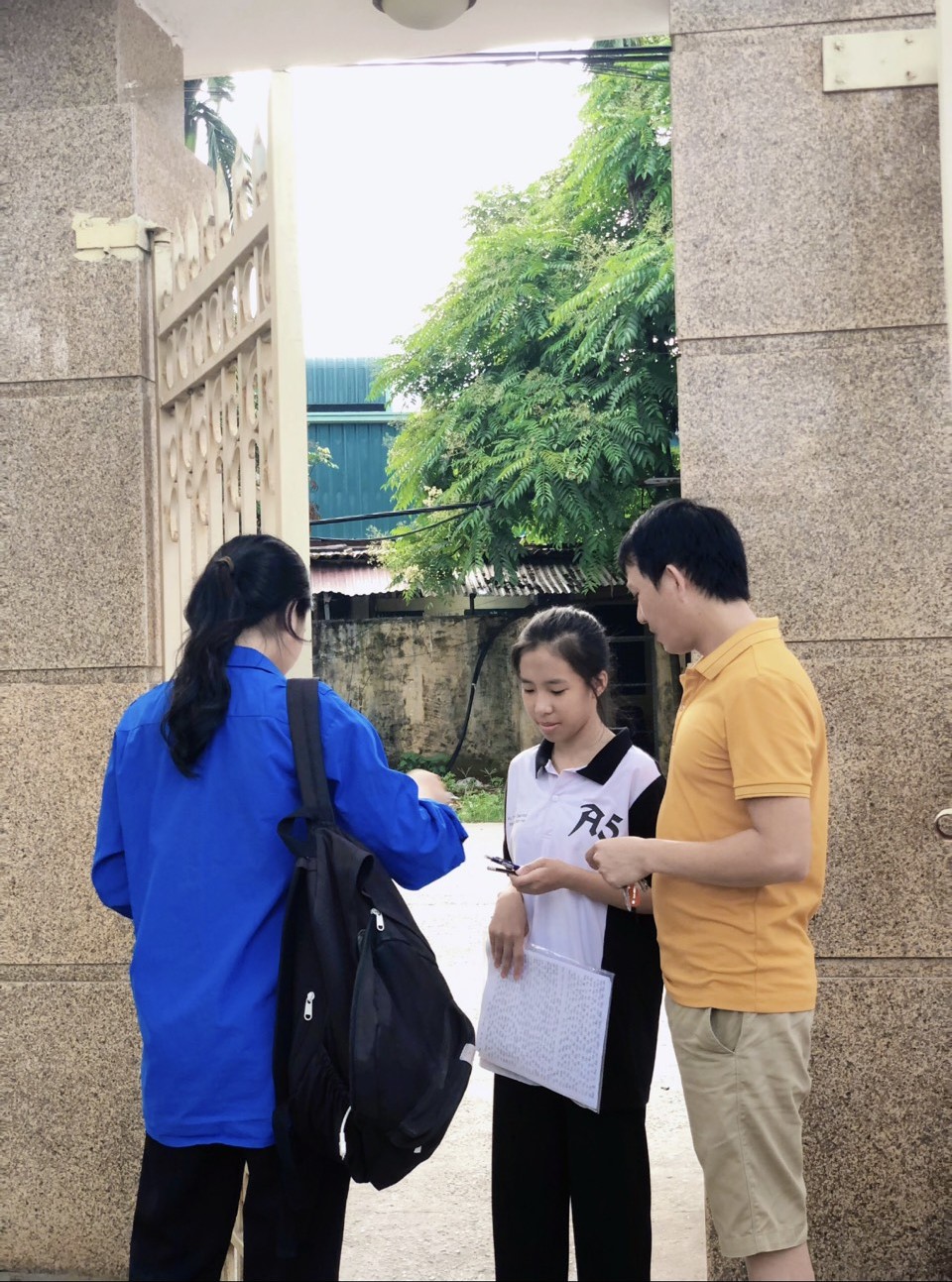 Hải Phòng: Xúc động hình ảnh thầy cô, cha mẹ động viên sĩ tử trước cổng trường thi vào lớp 10-8