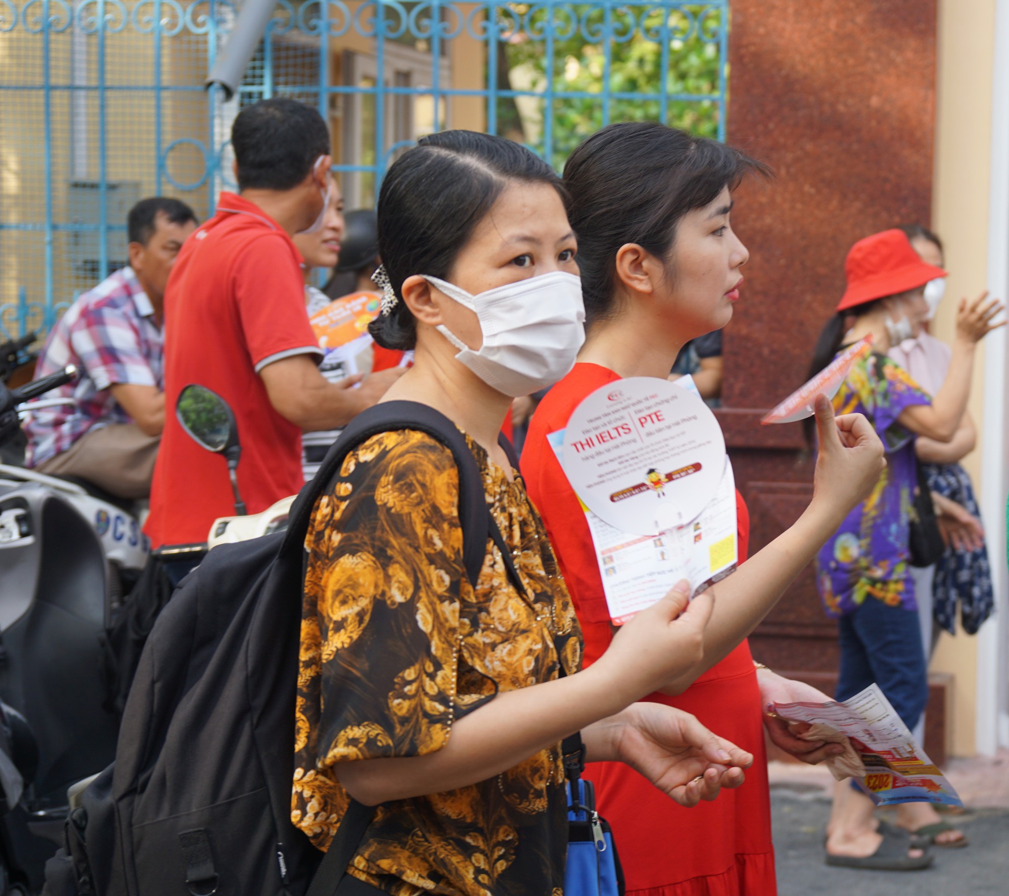 Hải Phòng: Xúc động hình ảnh thầy cô, cha mẹ động viên sĩ tử trước cổng trường thi vào lớp 10-11