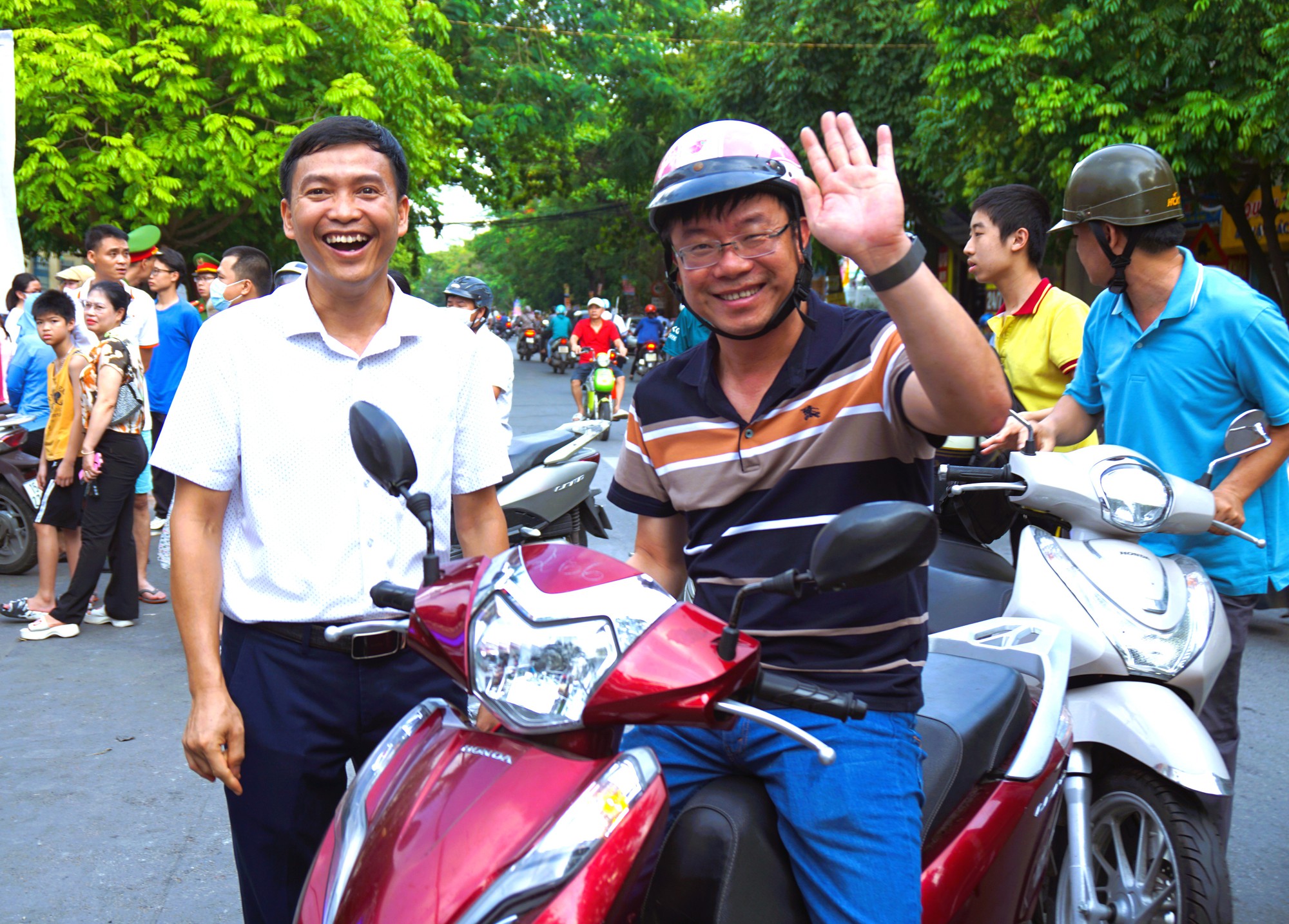 Hải Phòng: Xúc động hình ảnh thầy cô, cha mẹ động viên sĩ tử trước cổng trường thi vào lớp 10-14