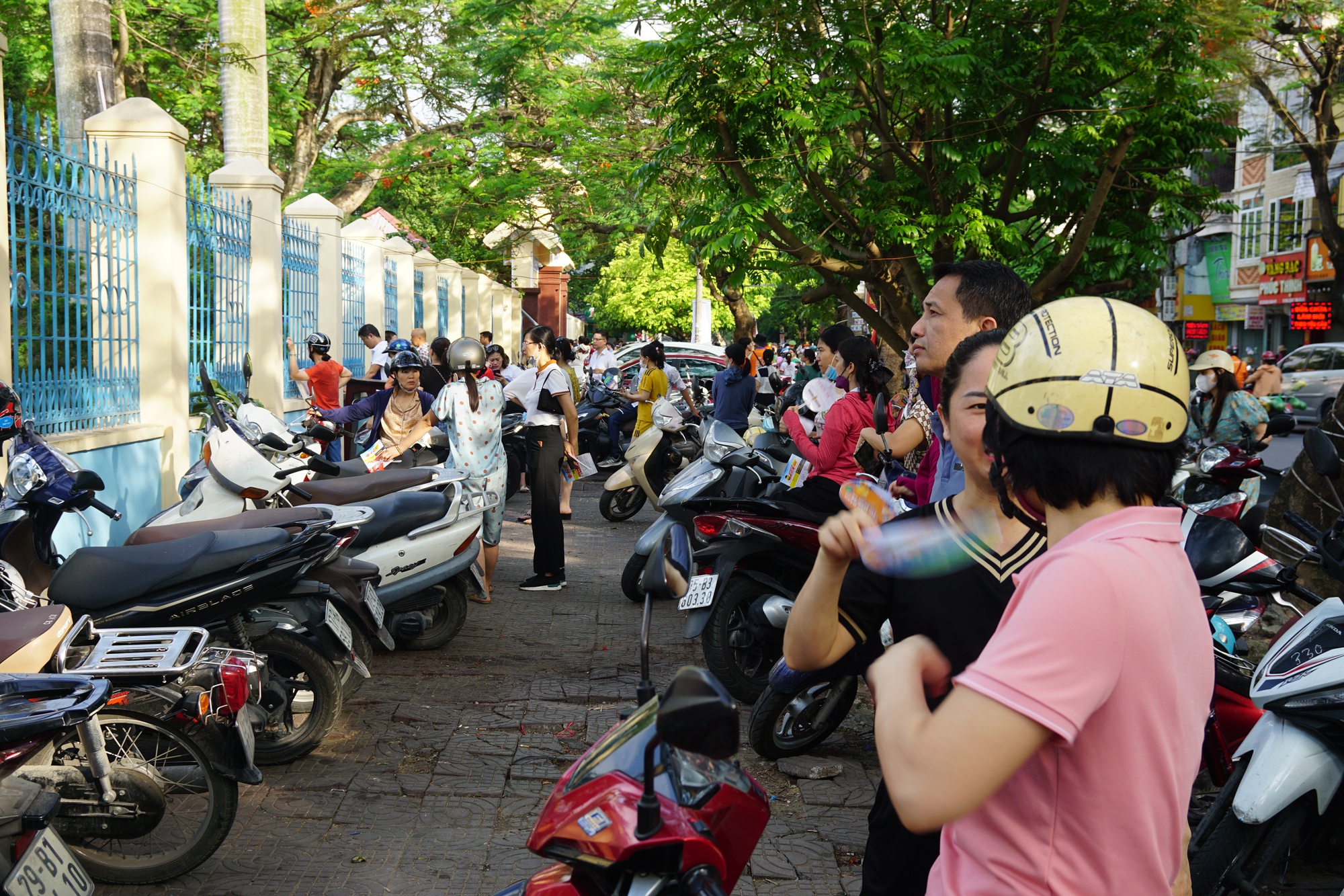Hải Phòng: Xúc động hình ảnh thầy cô, cha mẹ động viên sĩ tử trước cổng trường thi vào lớp 10-16