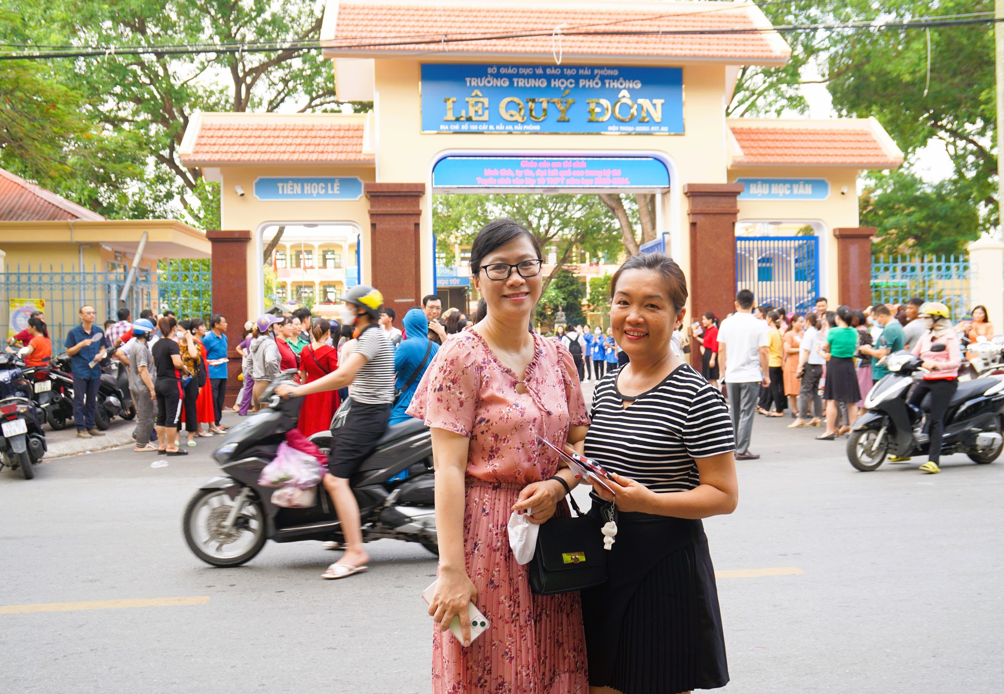 Hải Phòng: Xúc động hình ảnh thầy cô, cha mẹ động viên sĩ tử trước cổng trường thi vào lớp 10-17