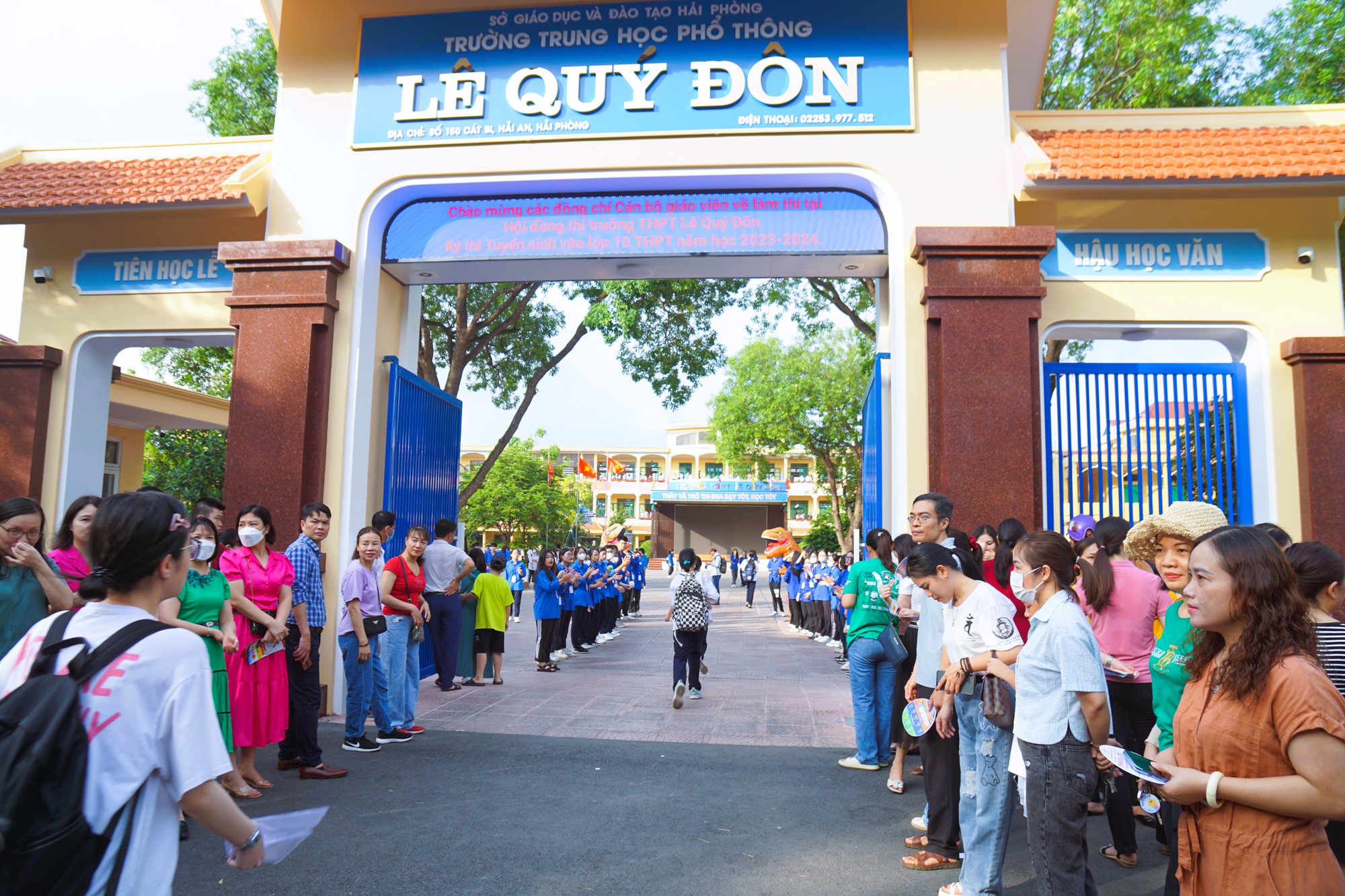 Hải Phòng: Xúc động hình ảnh thầy cô, cha mẹ động viên sĩ tử trước cổng trường thi vào lớp 10-18