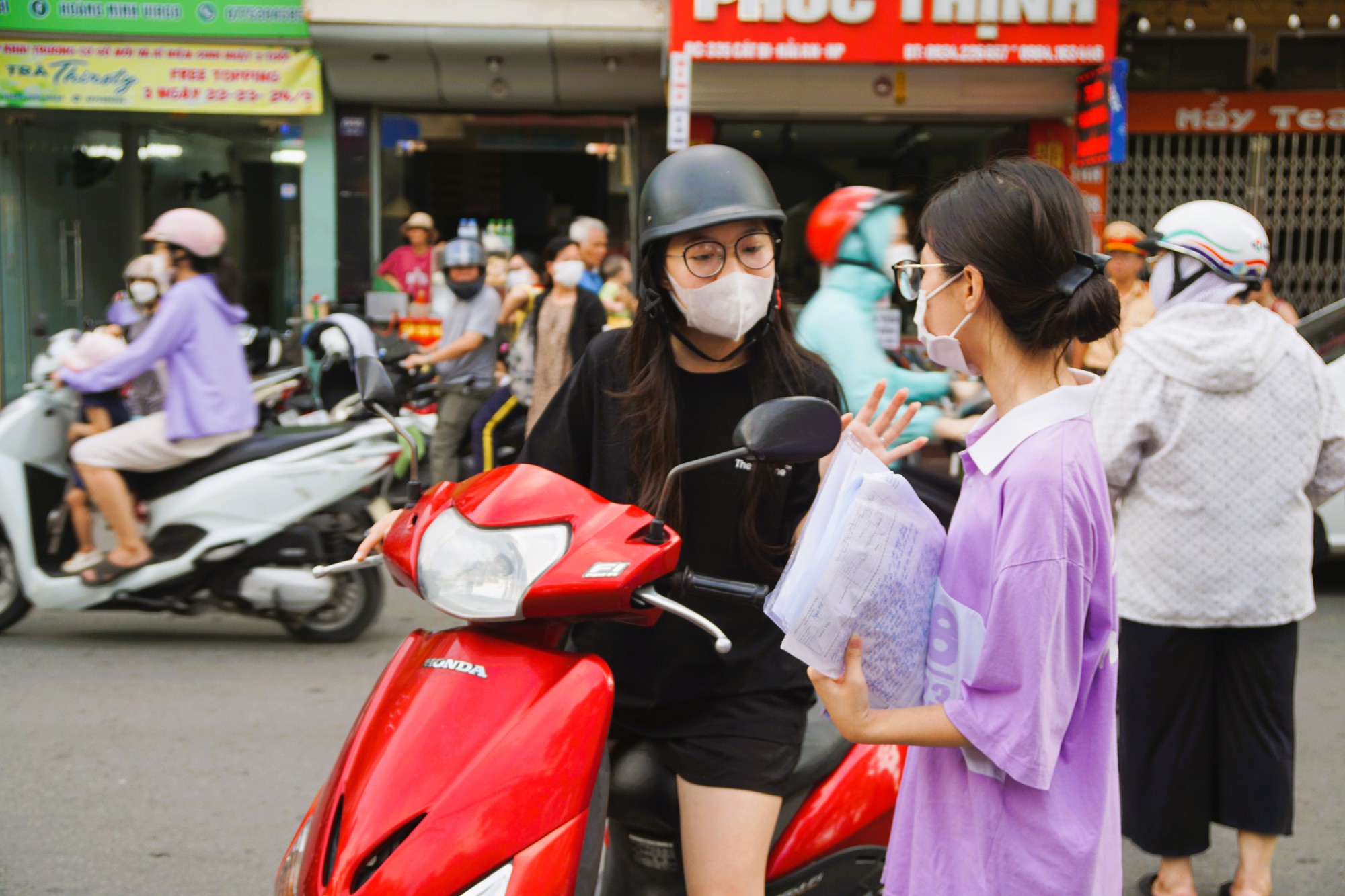 Hải Phòng: Xúc động hình ảnh thầy cô, cha mẹ động viên sĩ tử trước cổng trường thi vào lớp 10-19