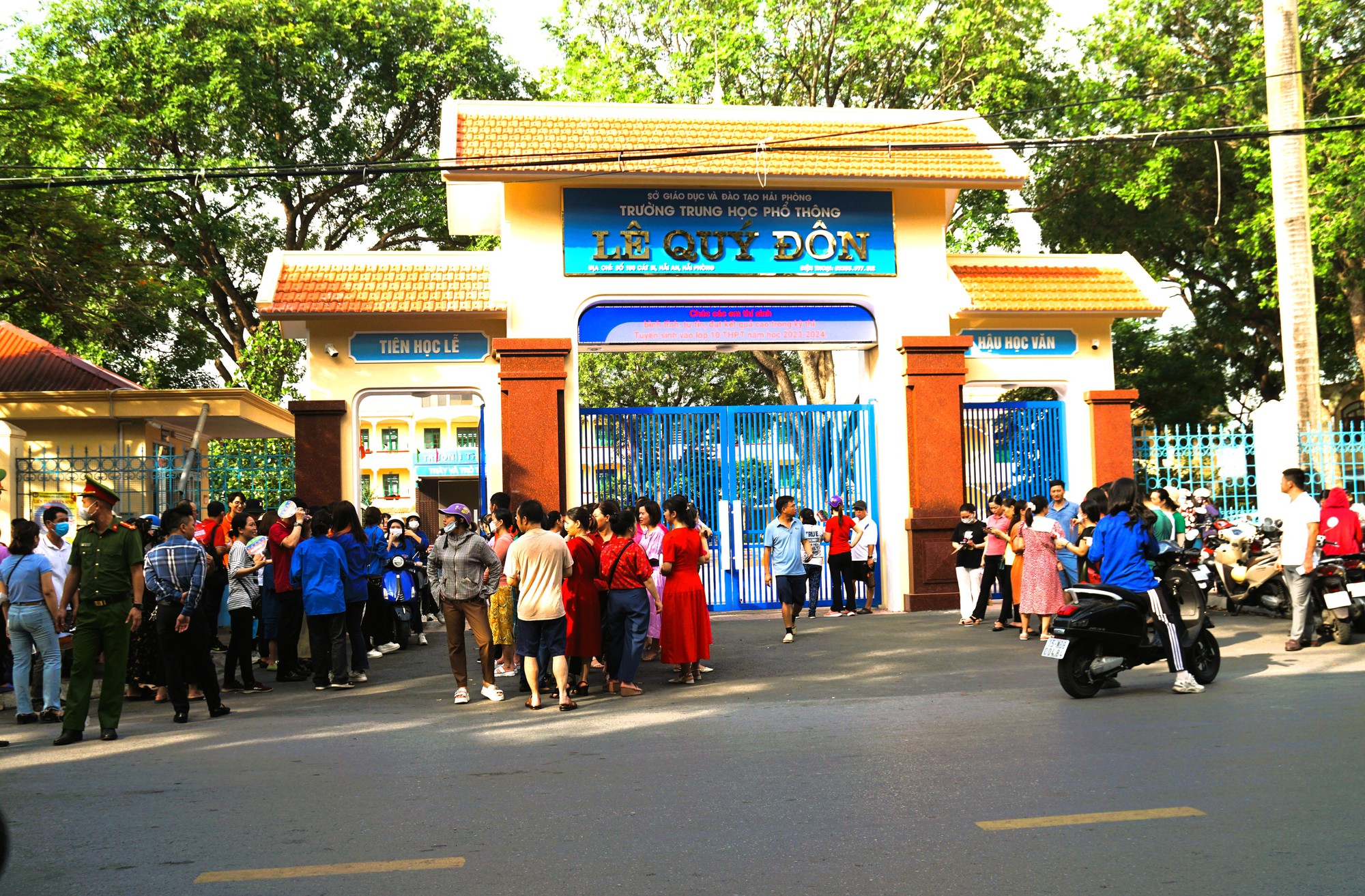 Hải Phòng: Xúc động hình ảnh thầy cô, cha mẹ động viên sĩ tử trước cổng trường thi vào lớp 10-22