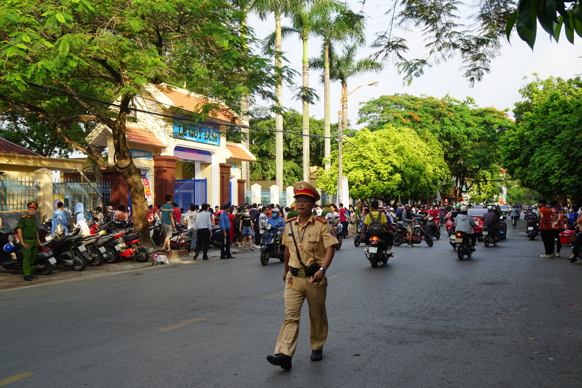 Hải Phòng: Xúc động hình ảnh thầy cô, cha mẹ động viên sĩ tử trước cổng trường thi vào lớp 10-23