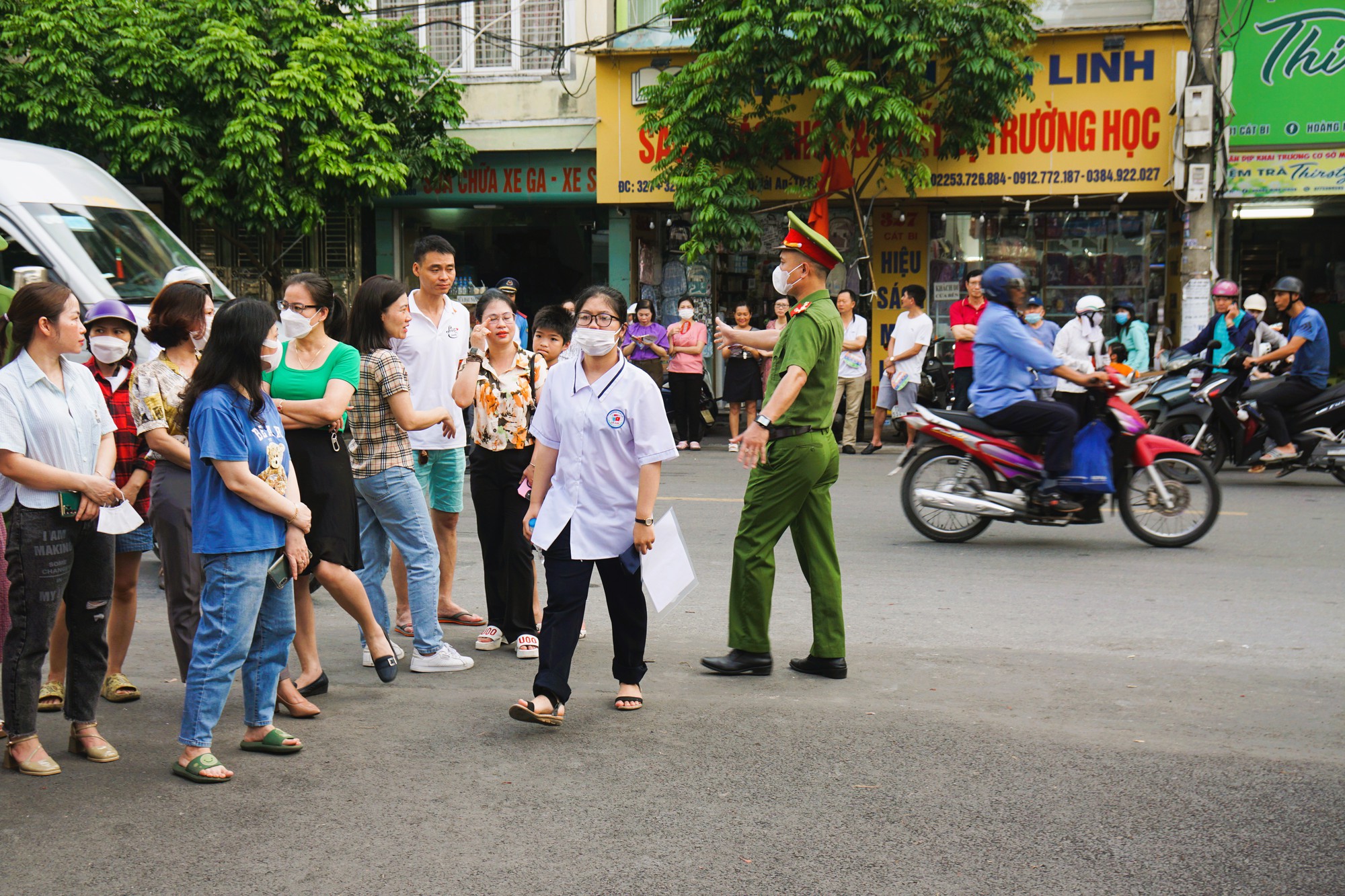 Hải Phòng: Xúc động hình ảnh thầy cô, cha mẹ động viên sĩ tử trước cổng trường thi vào lớp 10-24